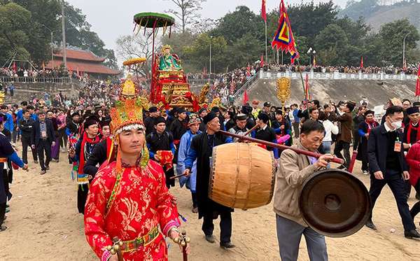 Lễ rước Mẫu sang sông tại Lễ hội Đền Đông Cuông. Ảnh baoyenbai
