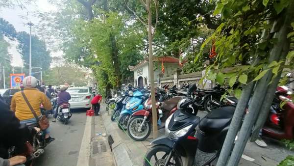 Hà Nội: Tái diễn tình trạng bãi xe tại các đền chùa "chặt chém" khách hàng