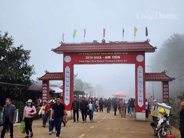 Hàng nghìn du khách hành hương về đền Nưa Am Tiên ngày “mở cổng trời”