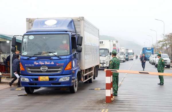 Quảng Ninh: 925 tấn hàng xuất khẩu qua Lối mở Cầu phao Móng Cái