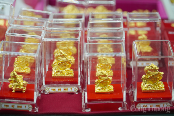 Người dân Nha Trang đổ xô đi mua vàng ngày vía Thần Tài