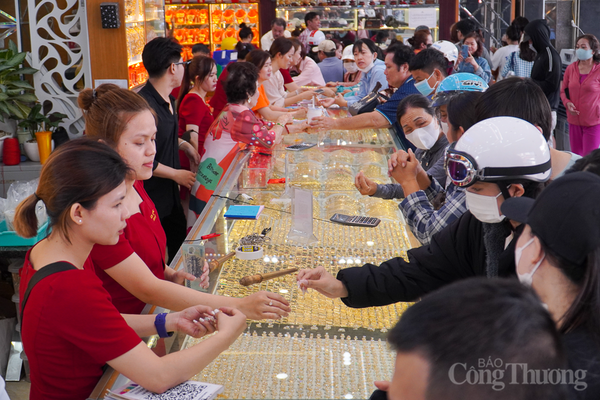 Người dân Nha Trang đổ xô đi mua vàng ngày vía Thần Tài