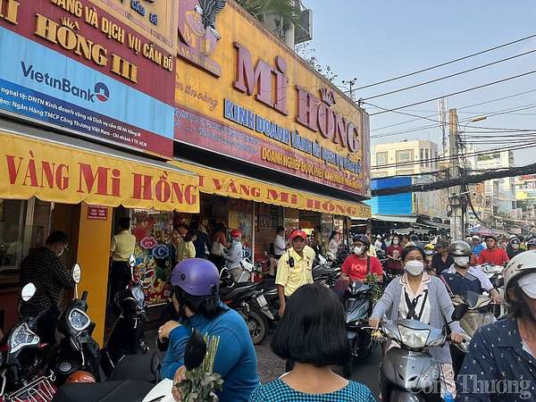 Người dân TP. Hồ Chí Minh “chen chân” mua vàng ngày vía Thần Tài