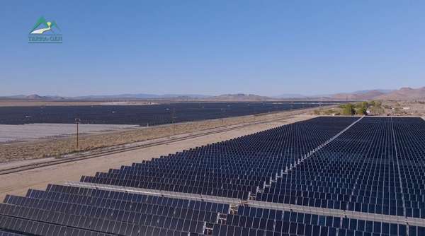 Cận cảnh trang trại điện mặt trời, lưu trữ điện bằng pin lớn nhất thế giới đi vào hoạt động