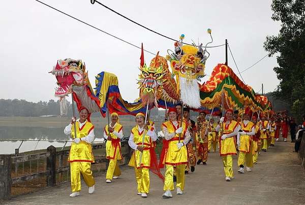Ninh Bình: Hàng nghìn du khách về với lễ hội truyền thống động Hoa Lư