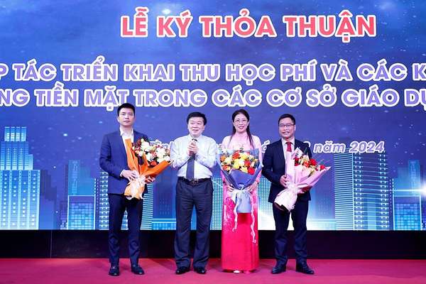 Phó Chủ tịch UBND tỉnh Hoà Bình Nguyễn Văn Chương tặng hoa chúc mừng các đơn vị tại lễ ký kết