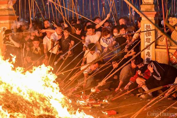 Lễ hội rước lửa làng Văn Nội