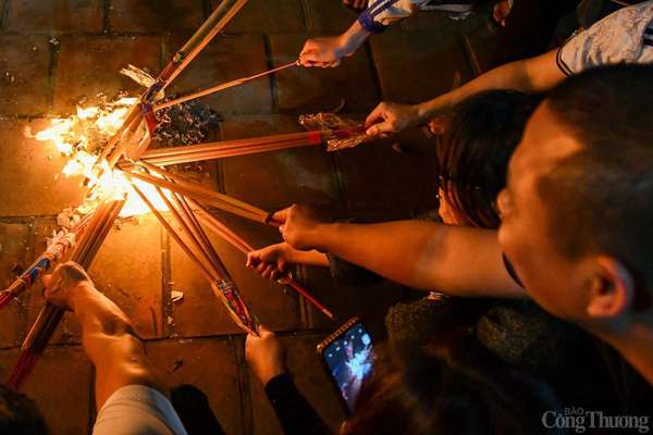 Lễ hội rước lửa làng Văn Nội