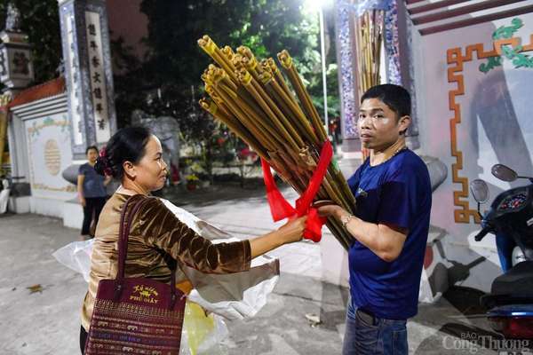 Hà Nội: Cả làng mang sào tre xin lửa lấy may giữa đêm khuya