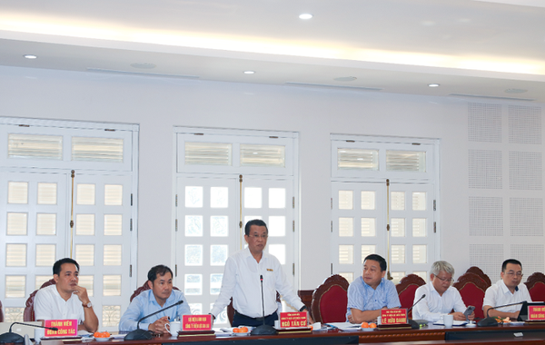 Ông Ngô Tấn Cư – Tổng Giám đốc EVNCPC nêu những khó khăn, vướng mắc trong quá trình triển khai các dự án điện trên địa bàn tỉnh Gia Lai