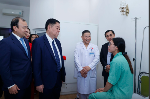 Trưởng Ban Tuyên giáo Trung ương chúc mừng các y bác sĩ nhân ngày Thầy thuốc Việt Nam
