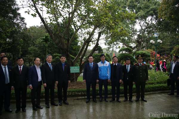 Chủ tịch Quốc hội dâng hương tưởng niệm Chủ tịch Hồ Chí Minh tại Khu di tích Kim Liên, Nghệ An
