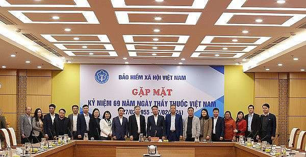 Tổng Giám đốc BHXH Việt Nam Nguyễn Thế Mạnh chụp ảnh lưu niệm cùng các đồng chí lãnh đạo, đại diện đội ngũ bác sĩ, dược sĩ trong Ngành