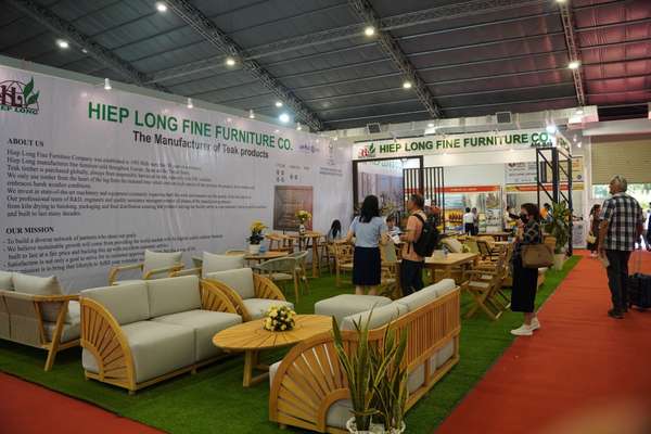 Nhà mua hàng quốc tế thích thú tìm hiểu sản phẩm gỗ Việt tại VIFA EXPO 2024
