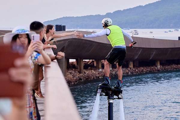 Phú Quốc: Du khách choáng ngợp trước màn vẽ hoa trên sóng nước của các vận động viên quốc tế