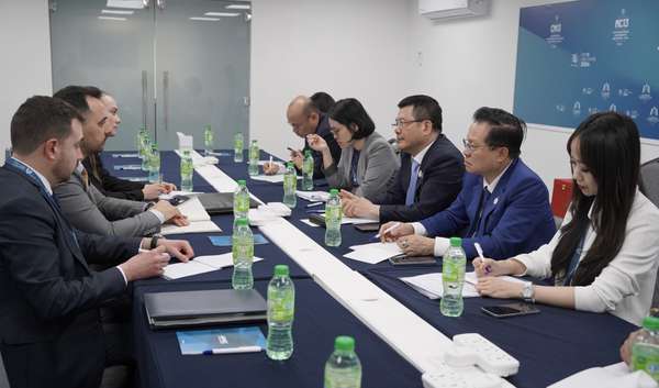 Bộ trưởng Nguyễn Hồng Diên tiếp Bộ trưởng Bộ Kinh tế và Công nghiệp Bun-ga-ri tại UAE