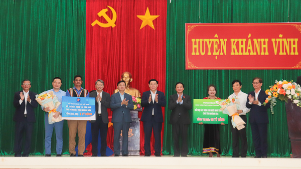 Chủ tịch Quốc hội Vương Đình Huệ cùng các vị lãnh đạo Trung ương, lãnh đạo tỉnh chứng kiến lễ trao 200 căn nhà đại đoàn kết cho 2 huyện Khánh Sơn và Khánh Vĩnh.
