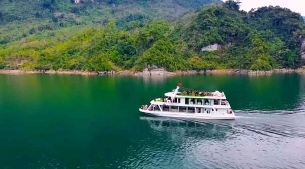 Tuyên Quang: Hạ thủy siêu du thuyền đầu tiên tại Na Hang