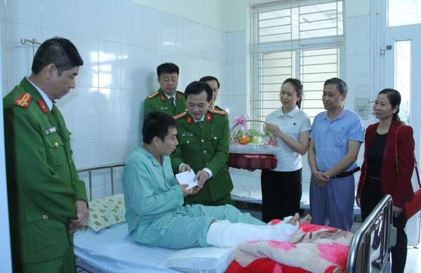Lào Cai: Lãnh đạo Công an tỉnh thăm hỏi, động viên cán bộ bị thương trong khi làm nhiệm vụ