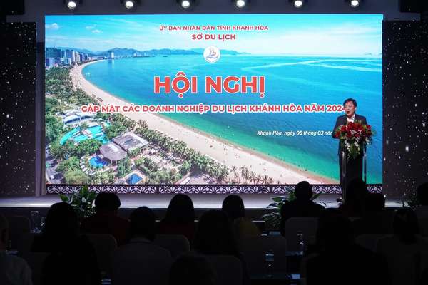 Ông Phạm Minh Nhựt - Phó Chủ tịch Hiệp hội du lịch Nha Trang - Khánh Hoà phát biểu tại hội nghị, ngày 8/3.