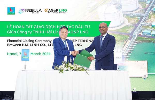 Ông Lê Văn Tám, Tổng giám đốc Công ty TNHH Hải Linh (trái) và ông Karthik Sathyamoorthy, Giám đốc Điều hành AG&P LNG tại lễ ký kết