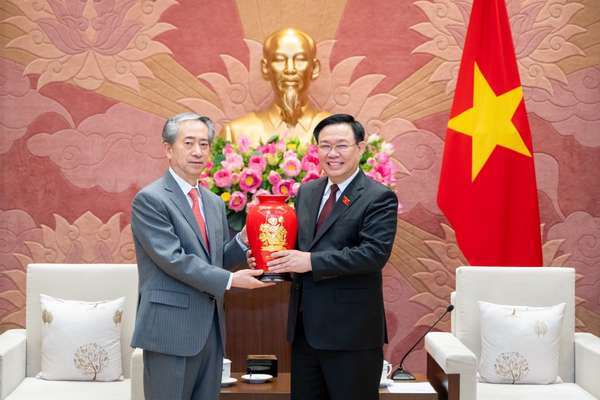 Chủ tịch Quốc hội Vương Đình Huệ tiếp Đại sứ Trung Quốc tại Việt Nam Hùng Ba