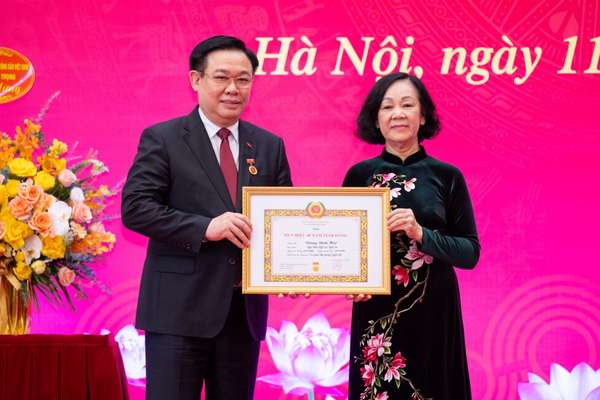 Đồng chí Trương Thị Mai, Ủy viên Bộ Chính trị, Thường trực Ban Bí thư, Trưởng Ban Tổ chức Trung ương trao Huy hiệu 40 năm tuổi Đảng tặng đồng chí Vương Đình Huệ