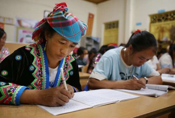 Phụ nữ dân tộc thiểu số tham gia một lớp học xóa mù chữ. (Ảnh minh họa. Nguồn: TTXVN)