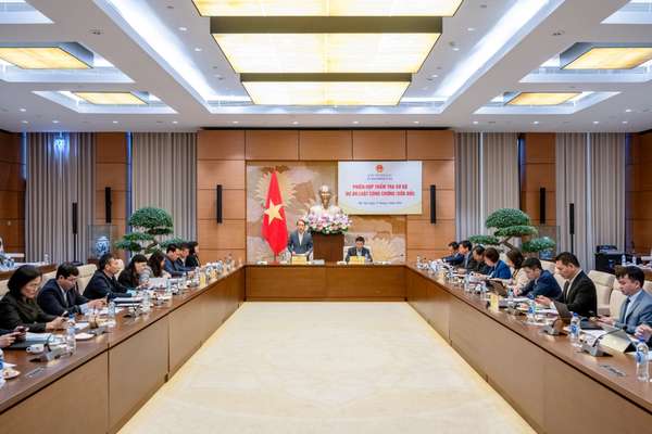 Chủ nhiệm Ủy ban Pháp luật Hoàng Thanh Tùng chủ trì phiên họp