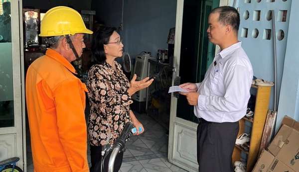 Nhân viên ngành điện Bình Dương tuyên truyền, hướng dẫn người dân sử dựng điện tiết kiệm (ảnh: PC Bình Dương)