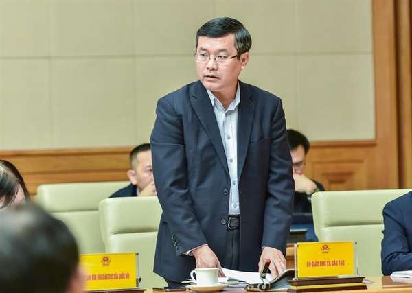 Thứ trưởng Bộ Giao dục và Đào tạo Nguyễn Văn Phúc báo cáo tại Phiên họp