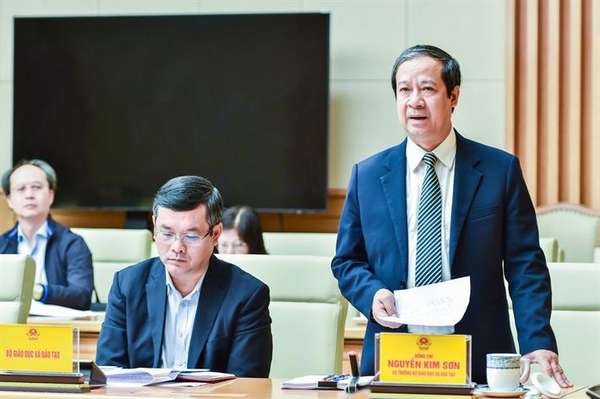 Bộ trưởng Bộ GDĐT Nguyễn Kim Sơn trao đổi tại Phiên họp