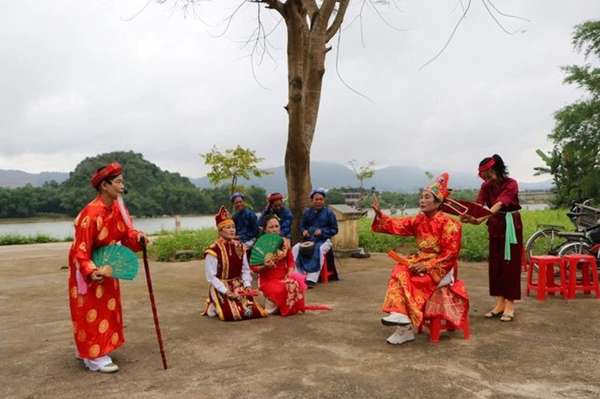 Câu lạc bộ hát Kiều xã Quảng Kim, huyện Quảng Trạch trình diễn một trích đoạn hát Kiều. Ảnh: TN