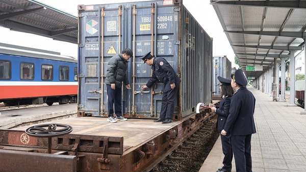 Lào Cai: Bàn giải pháp thúc đẩy xuất nhập khẩu hàng hóa qua tuyến đường sắt