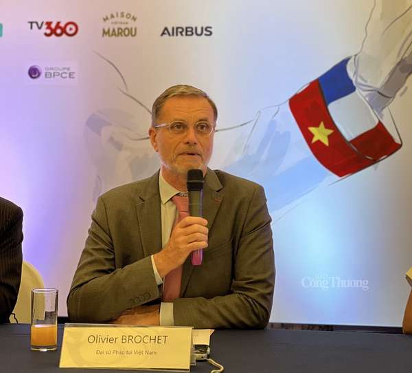 Đại sứ Pháp tại Việt Nam - ông Olivier Brochet