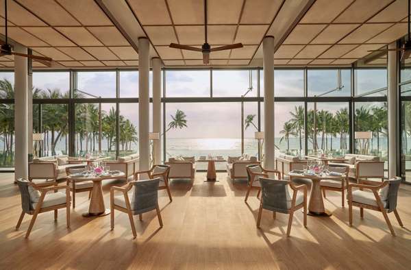 Nhà hàng Ocean Club với tầm nhìn về phía bờ biển, nơi du khách tận hưởng ẩm thực tinh tế và vẻ đẹp động lòng người của đảo ngọc.