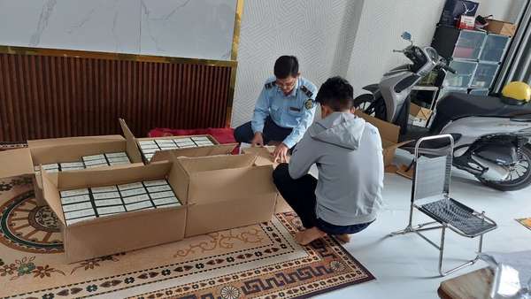Lực lượng Quản lý thị trường kiểm tra tại một cơ sở kinh doanh mỹ phẩm trên địa bàn quận Ninh Kiều. Ảnh: Cục Quản lý thị trường TP. Cần Thơ