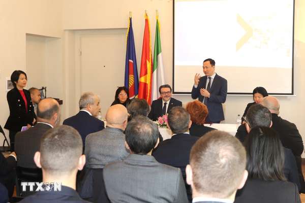 Đại sứ Việt Nam tại Italy Dương Hải Hưng phát biểu tại cuộc gặp doanh nghiệp và nhà đầu tư hai vùng Puglia và Basilicata. (Ảnh: Dương Hoa/TTXVN)