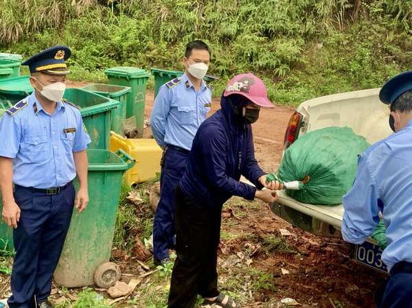 Lạng Sơn: Giám sát tiêu hủy gần 2 tạ móng giò đông lạnh nhập lậu