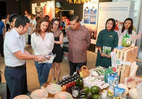 1.	Đại sứ Mai Phước Dũng và Tham tán Cao Xuân Thắng trực tiếp giới thiệu các sản phẩm của Việt Nam