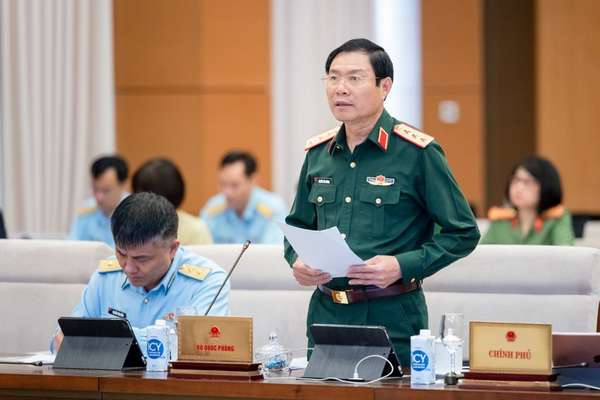 Thượng tướng Nguyễn Tân Cương trình bày tóm tắt tờ trình dự án Luật Phòng không nhân dân
