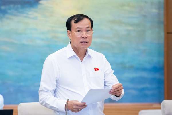 Thượng tướng Nguyễn Tân Cương trình bày tóm tắt tờ trình dự án Luật Phòng không nhân dân