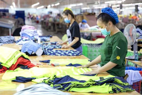 Sản xuất dệt may tại Việt Nam, điểm sáng trong nền kinh tế Châu Á. Nguồn ảnh: Maika Elan, Bloomberg.