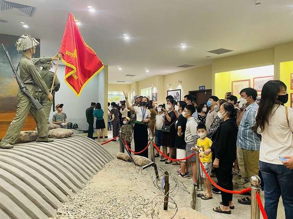 Du khách có thể tham quan Bảo tàng Chiến thắng lịch sử Điện Biên Phủ vào buổi tối