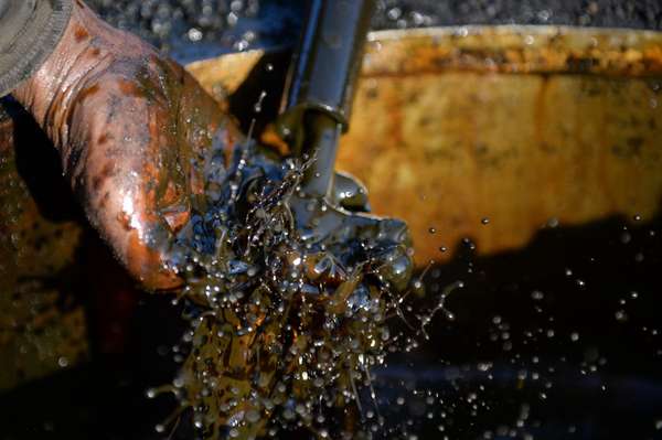 Sản xuất dầu thô tại Indonesia. Nguồn ảnh: Dimas Ardian, Bloomberg.