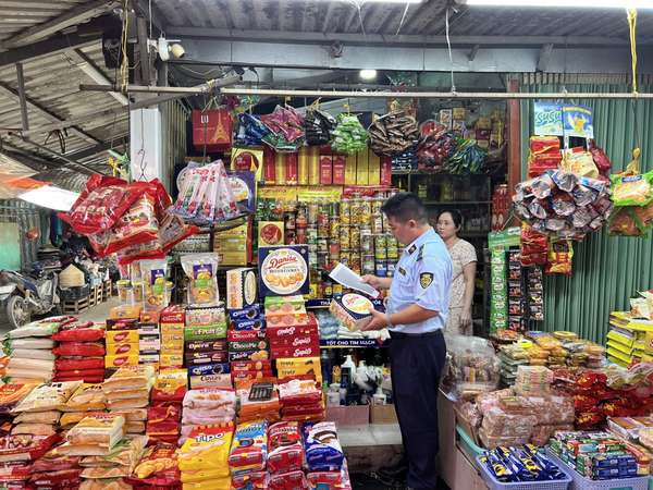 Lực lượng Quản lý thị trường tỉnh Bạc Liêu kiếm tra một cửa hành bánh kẹo trên địa bàn.