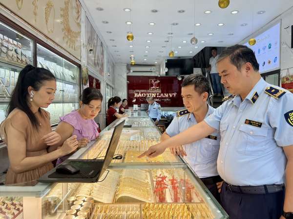 Hà Nội: Kiểm tra đột xuất các cửa hàng vàng, phát hiện nhiều dấu hiệu vi phạm