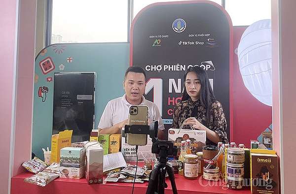 Phiên livestream quảng bá nông sản, sản phẩm OCOP tổ chức tại Trung tâm Xúc tiến thương mại nông nghiệp (Bộ NNPTNT) sáng 4/4 đạt doanh thu 140 triệu đồng. Ảnh: Agritrade.