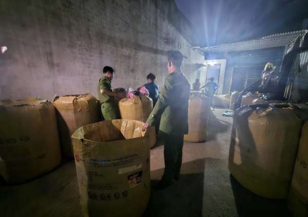 Lâm Đồng: Bắt giam đối tượng buôn bán hàng ngàn mũ bảo hiểm giả