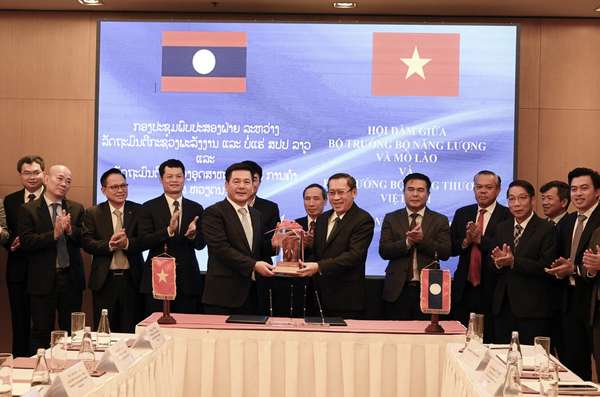 Chùm ảnh: Hoạt động của Bộ trưởng Nguyễn Hồng Diên trong chuyến công tác tại Lào